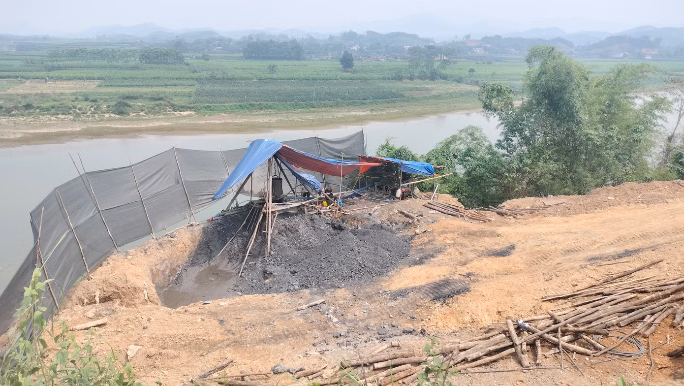 Theo hồ sơ vụ việc, tại khu vực đất của ông Nguyễn Văn Hoàng (ở thôn Nghĩa Lạc, xã Xuân Ái), chính quyền địa phương phát hiện nhóm đối tượng lạ mặt đào hầm lò, khai thác khoáng sản trái phép. Tại hiện trường, UBND xã tiến hành lập biên bản, yêu cầu dừng ngay hoạt động khai thác, đồng thời báo cáo UBND huyện để xử lý.