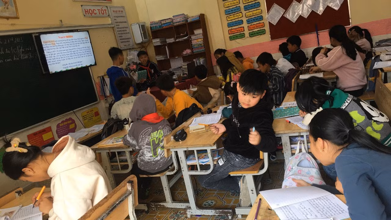 Lý giải về tình trạng quá tải dẫn đến việc học sinh phải học trong các lớp học tạm, ông Toàn cho hay, trường Tiểu học Sa Pa nằm ở khu vực đã quy hoạch, không thể mở rộng. Thêm vào đó, học sinh các phường đều tập trung về đây học nên mới dẫn đến tình trạng trên.