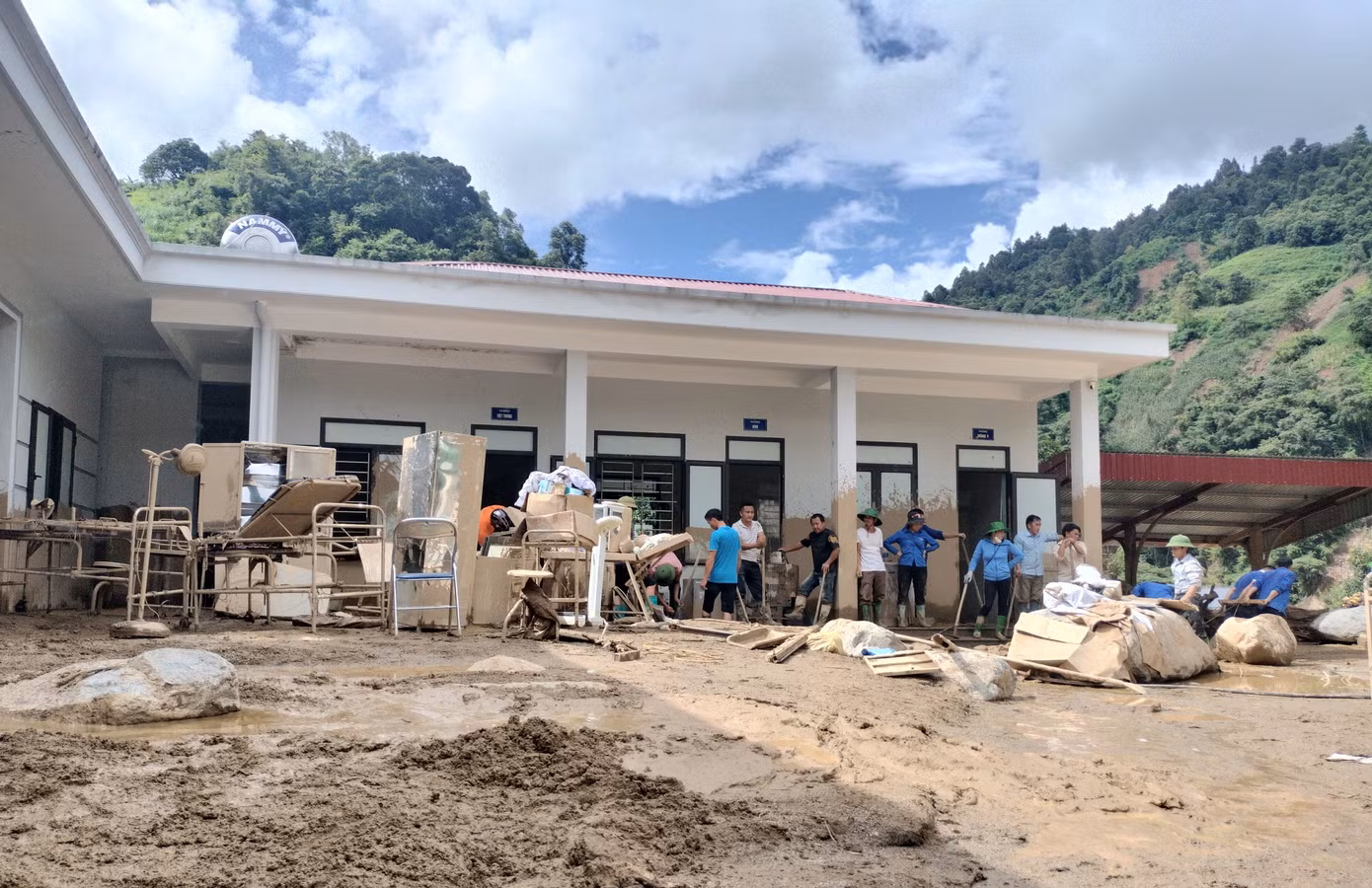 Theo lãnh đạo Sở Y tế Yên Bái, đơn vị đã chỉ đạo các Trung tâm Y tế, Trạm Y tế cơ sở triển khai ngay các giải pháp về vệ sinh môi trường, nước sạch, chủ động phòng chống dịch bệnh, đảm bảo an toàn vệ sinh thực phẩm, đặc biệt ở những khu vực vừa bị ảnh hưởng bởi mưa lớn, lũ quét.