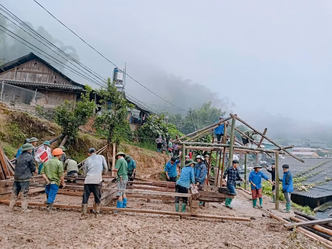 Đồng thời, đối với những hộ gia đình bị lũ cuốn trôi, địa phương đang phối hợp với cơ quan chức năng lên phương án bố trí nơi ở mới tại các địa điểm chỉ định để người dân làm nhà, sinh sống lâu dài.