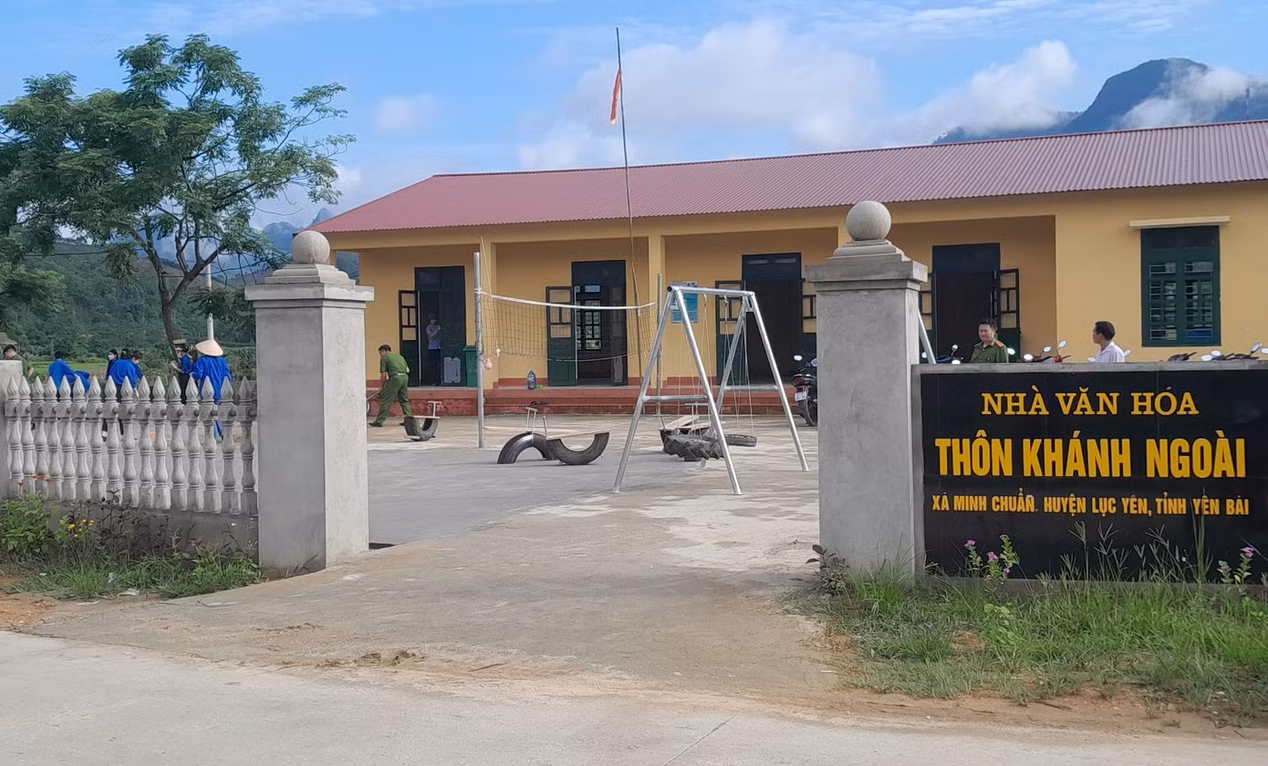 Sáng 26/6, trao đổi với PV báo Tiền Phong, chị Phạm Linh Thảo - Bí thư đoàn xã Minh Chuẩn, huyện Lục Yên cho biết, đoàn thanh niên xã vừa phối hợp cùng công an xã, đoàn thanh niên Công an huyện Lục Yên tổ chức xây dựng sân chơi cho trẻ em tại thôn Khánh Ngoài, xã Minh Chuẩn từ vật liệu tái chế.