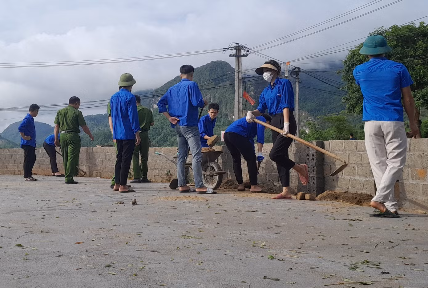 Đây là hoạt động hưởng ứng Chiến dịch Thanh niên tình nguyện hè và Tháng hành động vì trẻ em năm 2023, với sự tham gia của hơn 40 đoàn viên thanh niên xã, đoàn viên công an huyện Lục Yên.