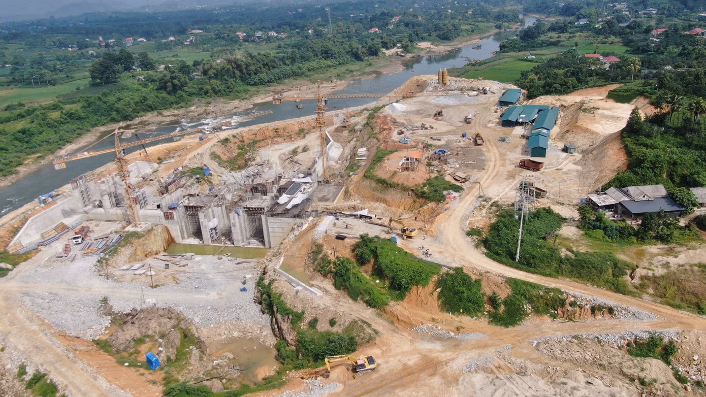 Trao đổi với Tiền Phong, ông Phạm Xuân Trường - Chủ tịch UBND xã Hán Đà, cho biết: Qua thống kê, có 7 hộ dân trên địa bàn có diện tích đất, hoa màu bị sạt lở do ảnh hưởng từ việc xây dựng nhà máy thủy điện Thác Bà 2. Qua các buổi làm việc, đơn vị thi công đã đắp lại bờ kè sông Chảy, nhưng chưa thống kê thiệt hại, hỗ trợ về hoa màu bị ảnh hưởng.