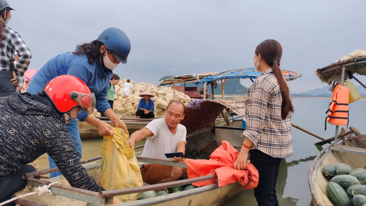 Chị Trần Thị Út, ở phường Minh Tân, TP Yên Bái cho biết, năm nào mùa dưa chị cũng qua đây vài lần để mua. Mỗi lần mua tầm 20 - 30kg để ăn, tặng cho người nhà. Chị Trần Thị Út, ở phường Minh Tân, TP Yên Bái cho biết, năm nào mùa dưa chị cũng qua đây vài lần để mua. Mỗi lần mua tầm 20 - 30kg để ăn, tặng cho người nhà.