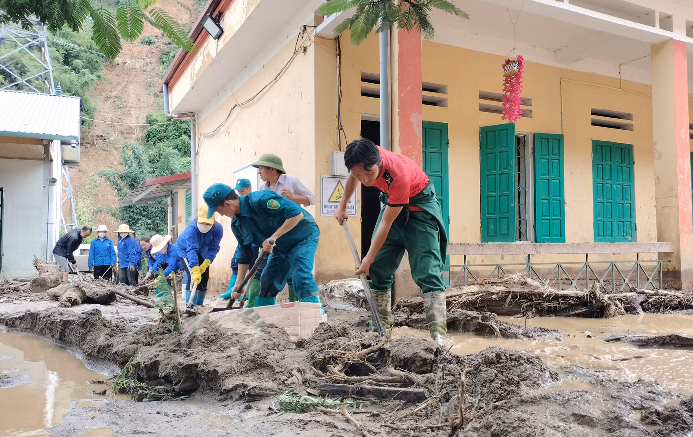 Tại đây, huyện đoàn Mù Cang Chải tiếp tục chia các tổ đến từng điểm như trụ sở UBND xã, trường học, trung tâm y tế, thôn bản, các hộ dân để hỗ trợ khắc phục hậu quả mưa lũ.