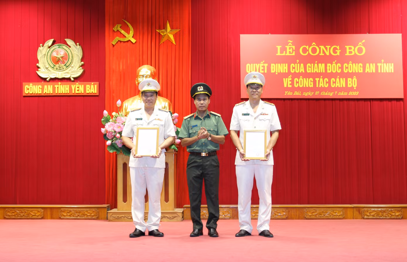 Đại tá Lê Việt Thắng (giữa), Giám đốc Công an tỉnh Yên Bái trao quyết định điều động Thượng tá Trịnh Huỳnh Sơn và Thượng tá Bùi Việt Hùng.