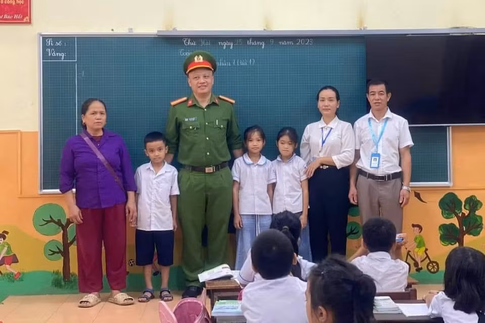 Thiếu tá Lò Văn Cường cùng 3 học sinh được giải cứu khi mắc kẹt giữa suối. Ảnh: CACC.