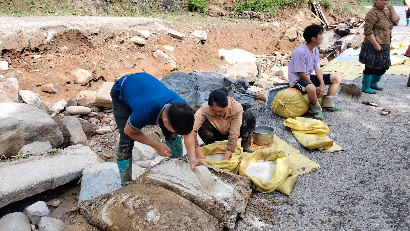 Ông Giàng A Vừ - Phó Bí thư thường trực huyện Mù Cang Chải cho biết, huyện đang chia các tổ công tác đến trực tiếp hỗ trợ bà con dọn dẹp vệ sinh, khắc phục hậu mưa lũ, sớm ổn định cuộc sống.