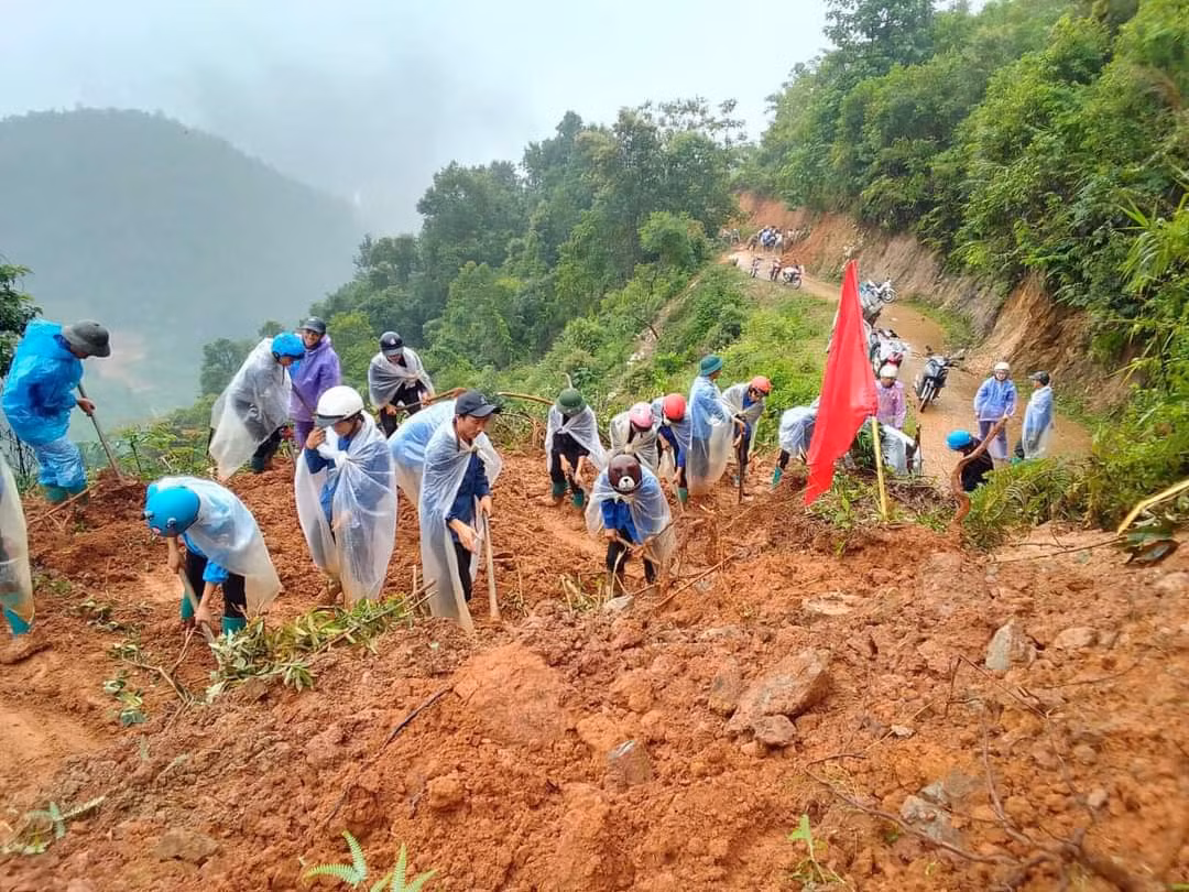 Trong ngày 6 đến 7/8, huyện đoàn Mù Cang Chải đã huy động hơn 500 đoàn viên thanh niên trong huyện phối hợp cùng lực lượng dân quân tự vệ xung kích tiên phòng mở đường tiếp cận các thôn, bản bị chia cắt do mưa lũ để tiếp tế nhu yếu phẩm, hỗ trợ bà con nhân dân.