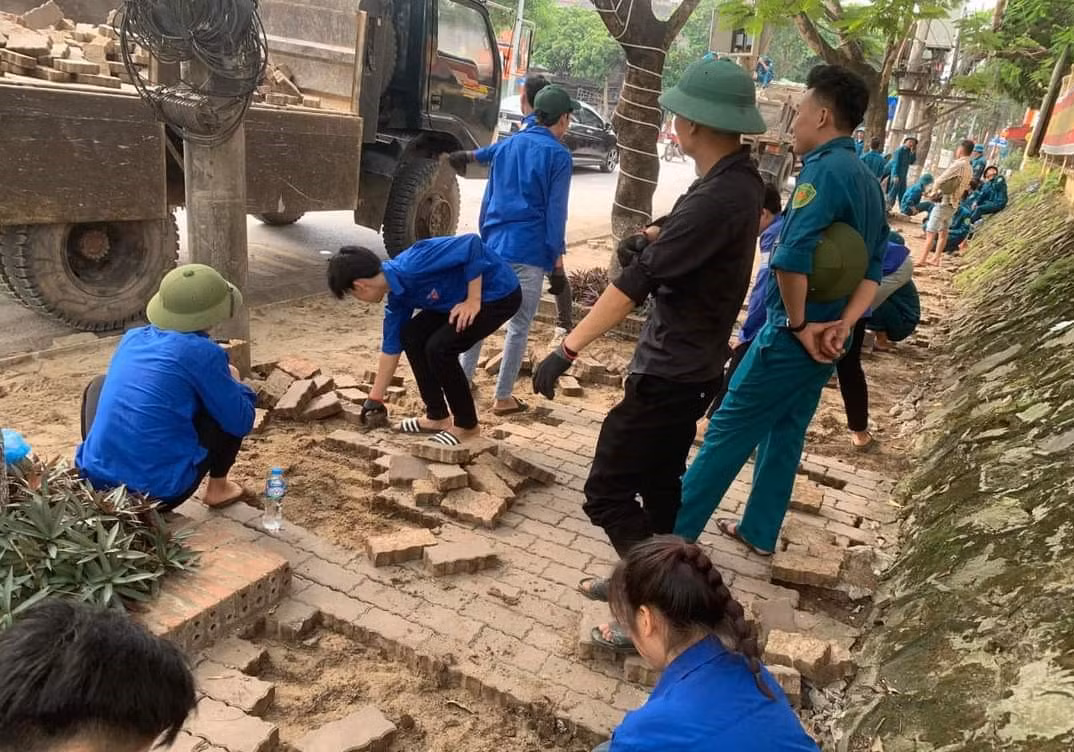 Cũng trong dịp cuối tuần này, tại các địa phương, đoàn thanh niên phối hợp cùng các đoàn thể ra quân các chiến dịch làm sạch môi trường, chỉnh trang đô thị trên địa bàn huyện Văn Yên.