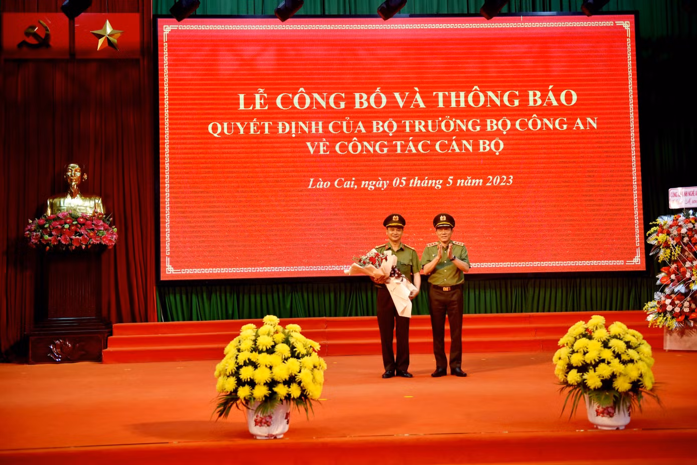 Thượng tướng Lương Tam Quang, Thứ trưởng Bộ Công an tặng hoa chúc mừng Đại tá Lưu Hồng Quảng được điều động nhận nhiệm vụ mới.