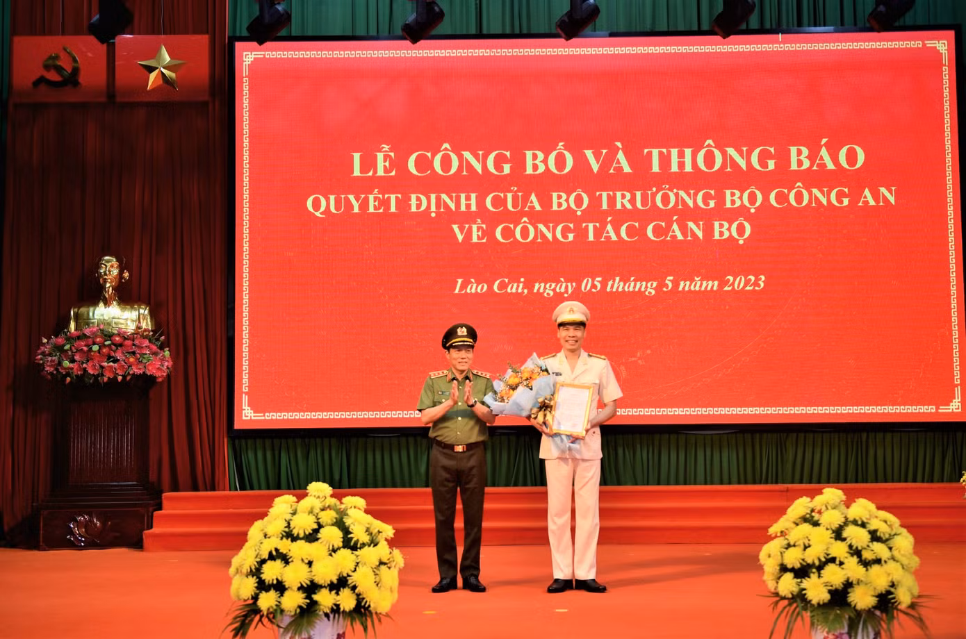 Thượng tướng Lương Tam Quang, Thứ trưởng Bộ Công an trao Quyết định bổ nhiệm Giám đốc Công an tỉnh Lào Cai cho Đại tá Cao Minh Huyền.