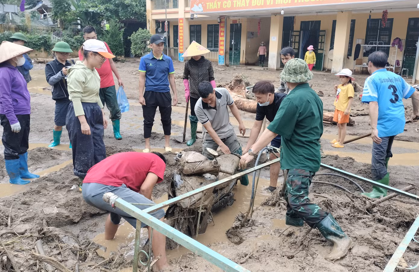 Đến ngày 9/8, tại xã Hồ Bốn, hàng trăm đoàn viên thanh niên cùng dân quân tự vệ đã đến hỗ trợ dọn dẹp vệ sinh, khắc phục hậu quả do mưa lũ.