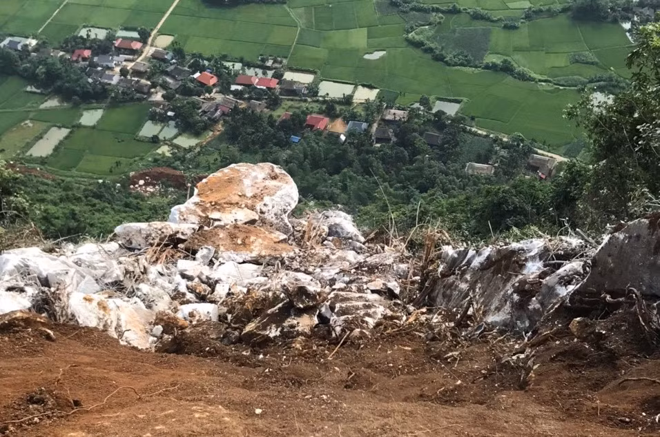 Khu vực xử lý vách đá có nguy cơ bị sạt lở nằm trên độ cao khoảng 500m so với chân núi, nơi hàng chục hộ dân sinh sống.