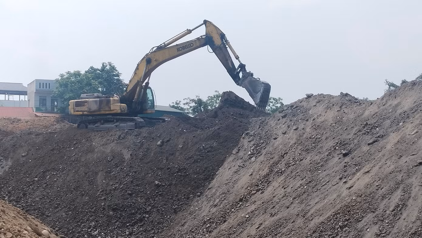 Trên khu vực san gạt phát hiện nhiều diện tích đất, đá màu đen, nghi là khoáng sản than nên đã lập biên bản yêu cầu dừng hoạt động san gạt, hủy hoại đất, cấm hành vi khai thác, vận chuyển trái phép ra khỏi địa bàn.