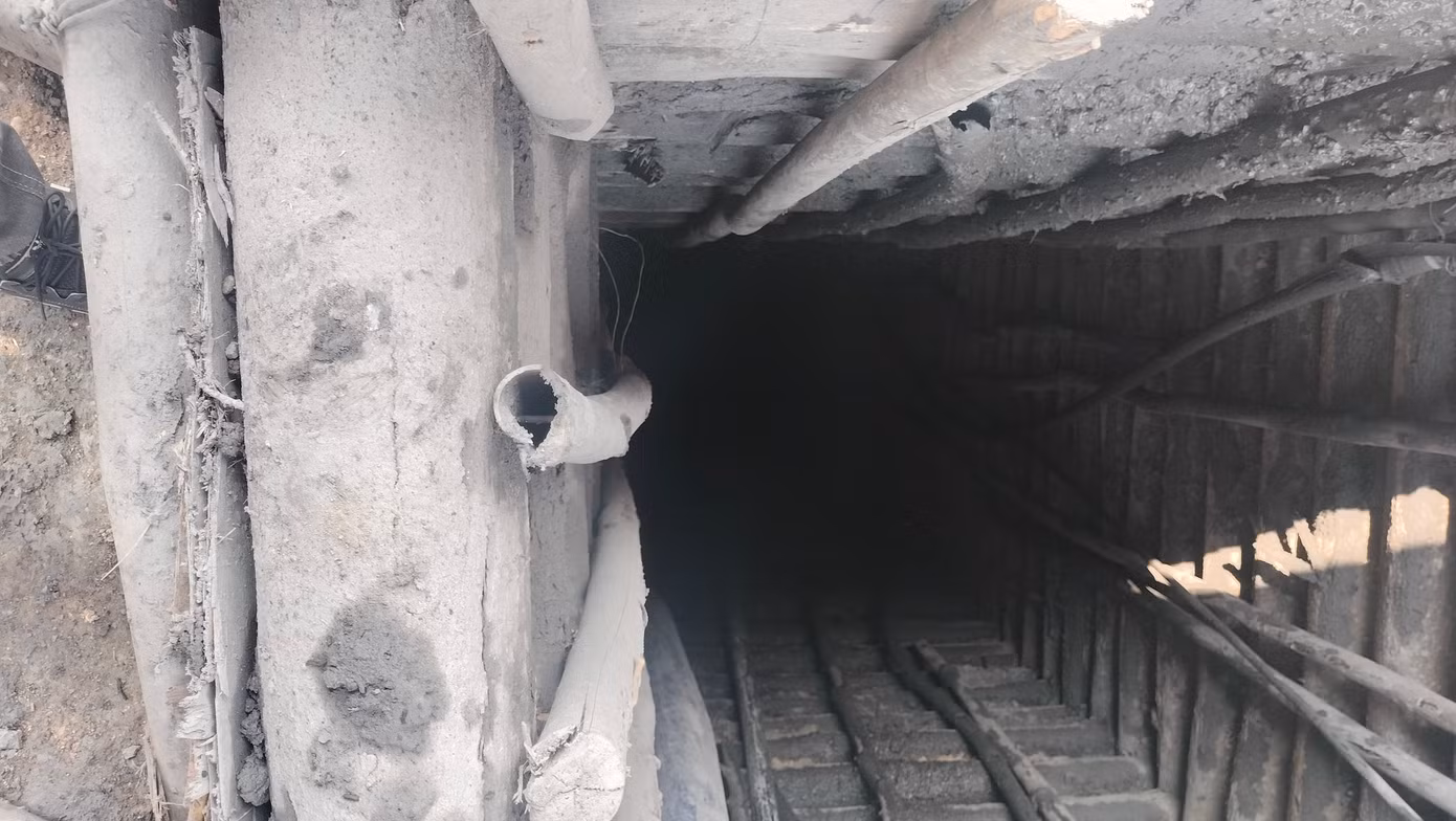 Đến ngày 9/5, trao đổi với PV báo Tiền Phong, ông Nguyễn Văn Thức - Chủ tịch xã Xuân Ái cho hay, sau khi tiếp nhận thông tin phản ánh, xã đã thành lập đoàn kiểm tra. Lực lượng chức năng trực tiếp huy động máy móc đánh sập hầm lò khai thác than trái phép, san tạo lại mặt bằng.