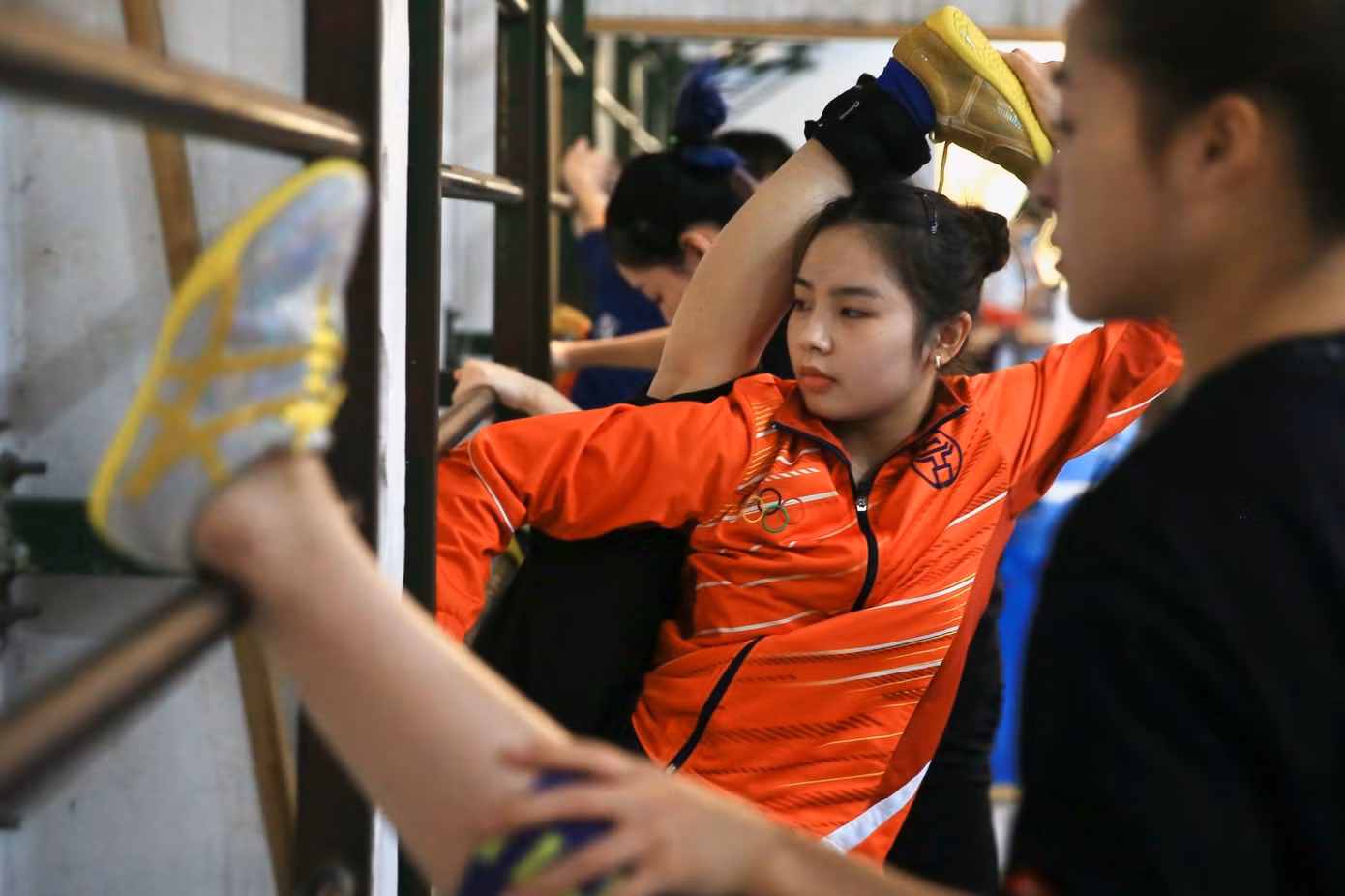 Các VĐV Wushu khởi động kỹ trước khi bước vào bài tập. Nguyễn Thị Hiền là gương mặt mới tại SEA Games đợt này thay Đặng Tiểu Bình.