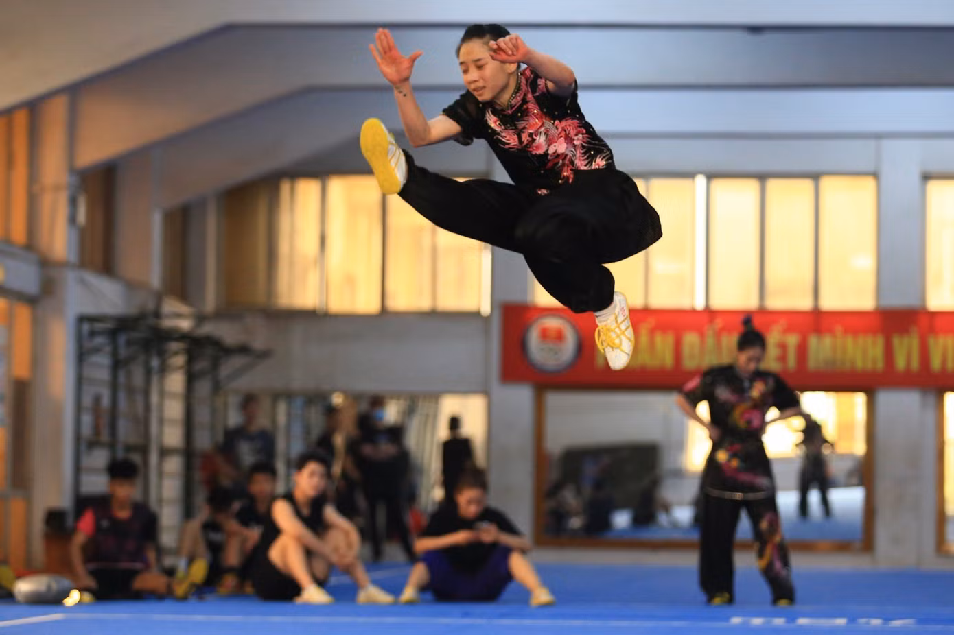 Dương Thuý Vi vẫn là cái tên nhận được sự kỳ vọng lớn nhất của đội Wushu. Tại SEA Games 31, cô giành 2 HCV Kiếm, Thương thuật và 1 HCĐ ở nội dung Trường quyền.