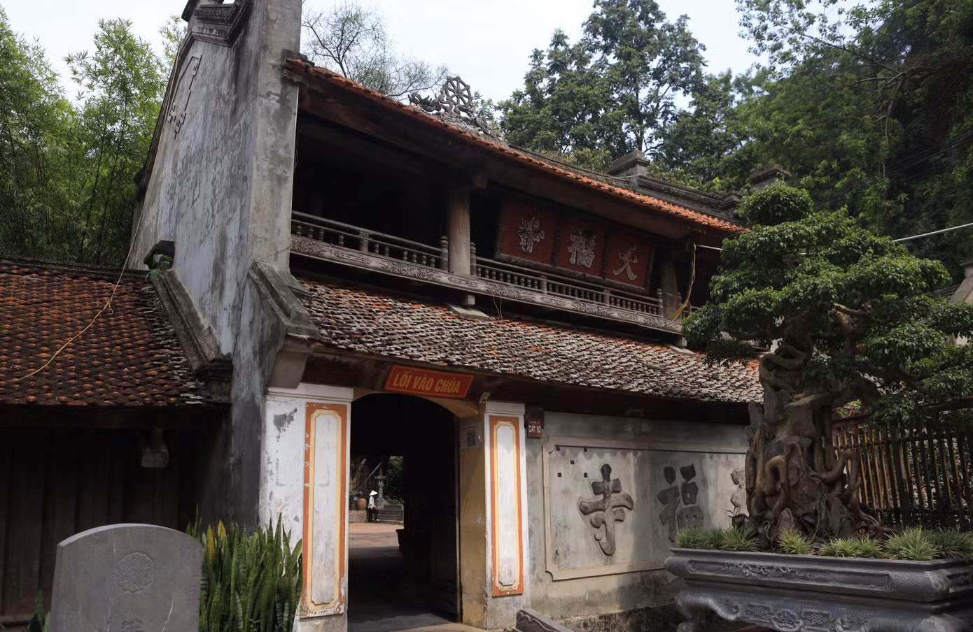 Chùa Thầy là một nhóm những ngôi chùa ở chân núi Sài Sơn, huyện Quốc Oai, Hà Nội. Chùa được xây dựng từ thời nhà Lý và đây từng là nơi tu hành của Thiền sư Từ Đạo Hạnh, lúc này núi Thầy còn gọi là núi Phật Tích.