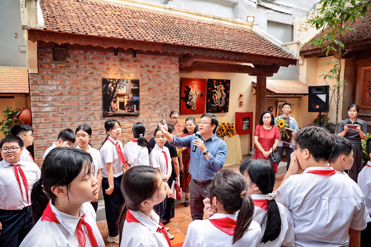 Đông đảo các em học sinh tham quan không gian triển lãm.