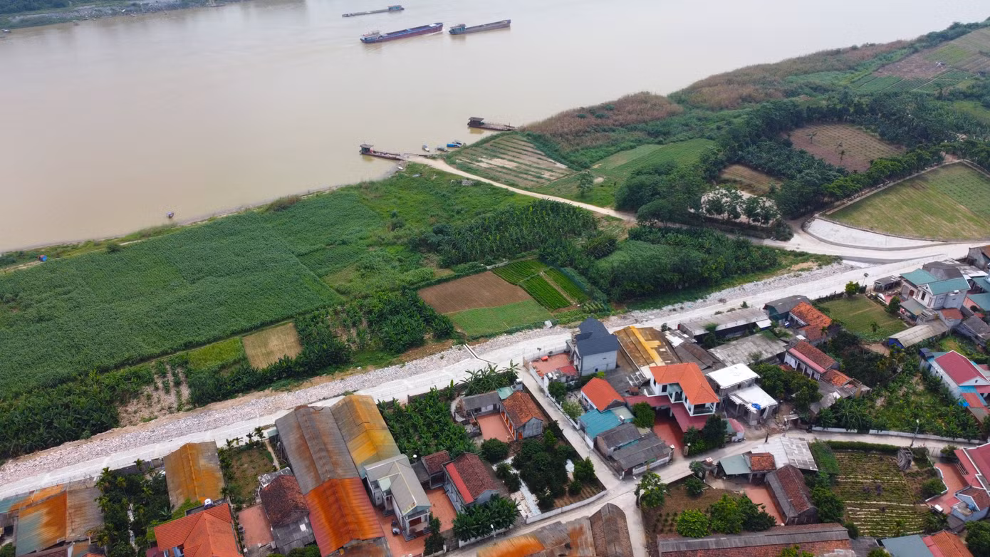 Cách trung tâm Hà Nội khoảng 60 km, xã Minh Châu được thành lập năm 1955 tại vùng bãi giữa sông Hồng thuộc huyện Ba Vì. Xã có diện tích trên 560 ha, dân số hơn 1.400 hộ (khoảng 6.500 nhân khẩu). Người dân chủ yếu sản xuất nông nghiệp thuần túy như trồng chuối, nuôi bò sữa.
