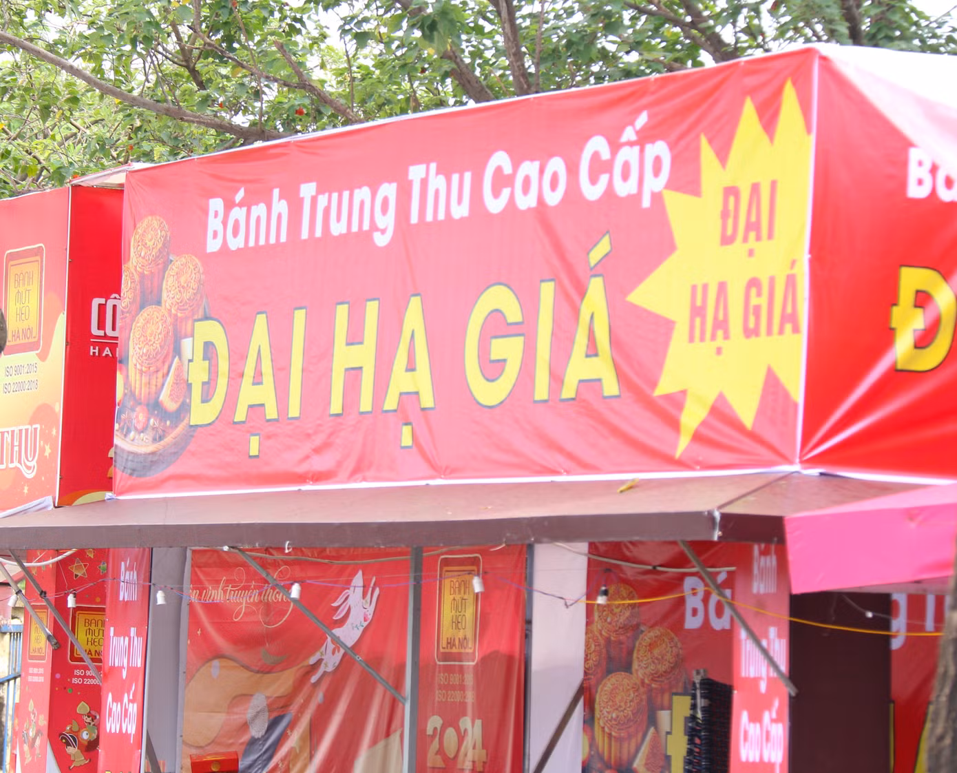 Các gian hàng bánh trung thu tại vỉa hè đường Lê Quang Đạo, Nam Từ Liêm vắng khách dù có chương trình "đại hạ giá" đối với nhiều mặt hàng bánh cao cấp.