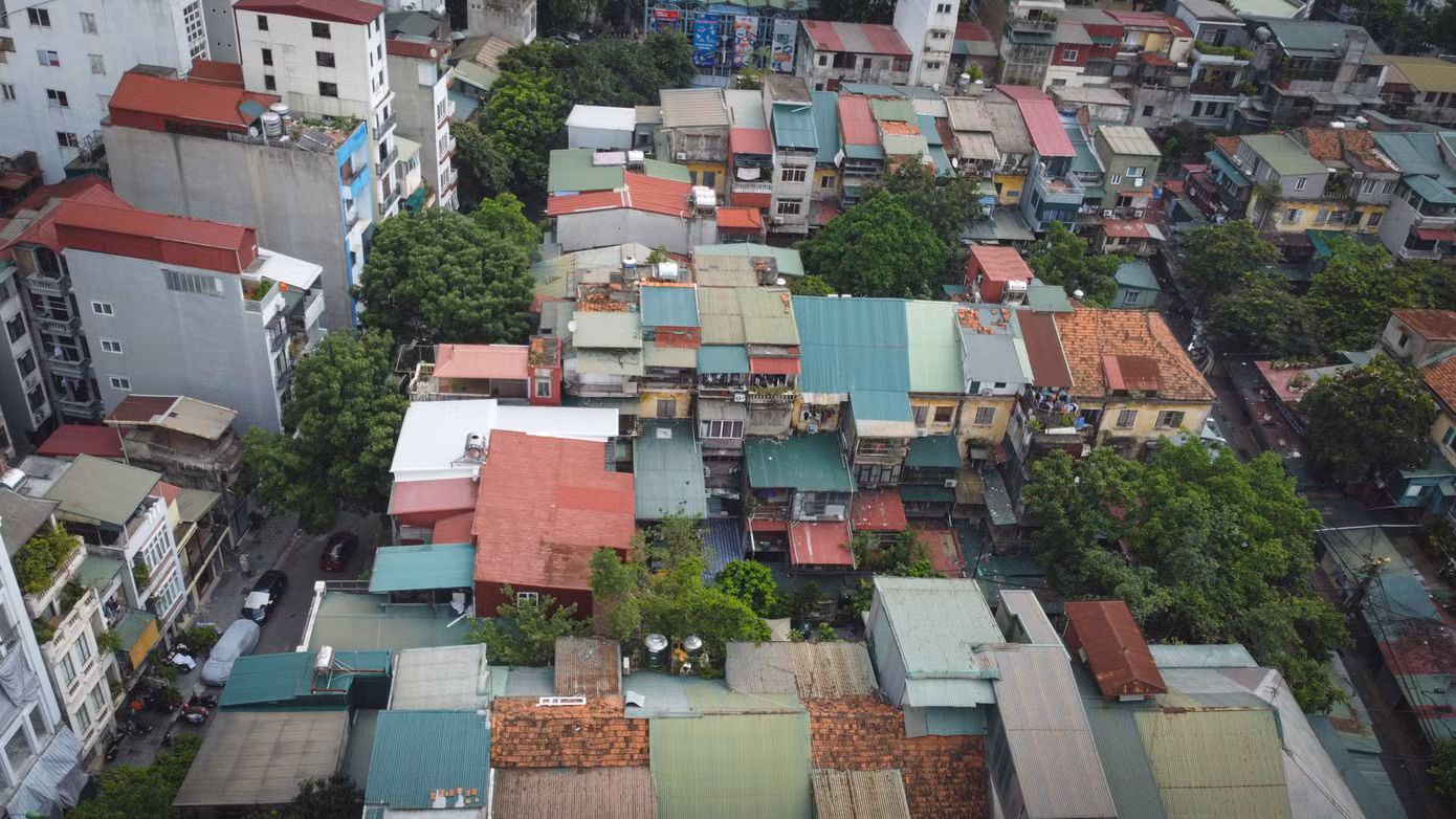 Hiện tại, KTT Nguyễn Công Trứ có gần 700 hộ dân sinh sống, vây quanh bởi các dãy ki ốt bán hàng.