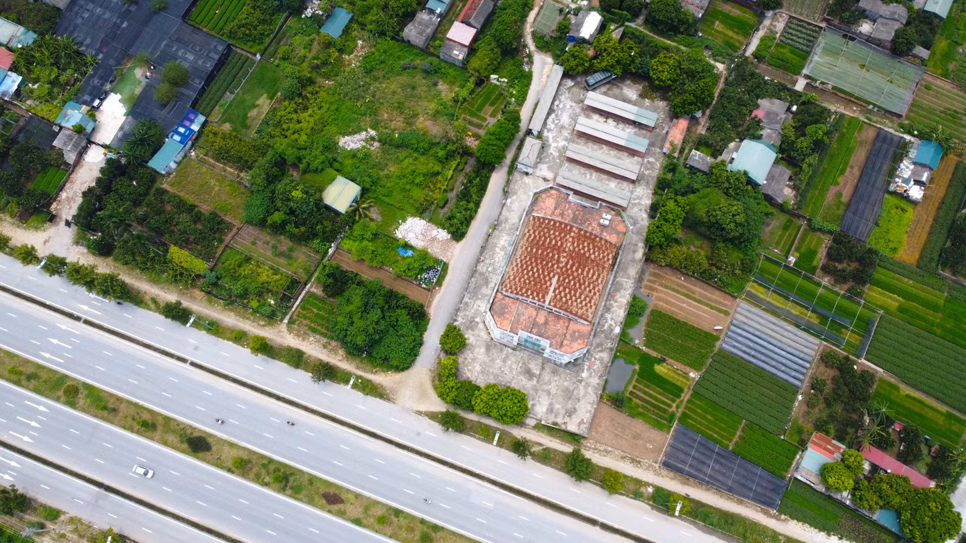Dù có mặt tiền đắc địa hướng tuyến đường nghìn tỷ đường Tây Thăng Long - đoạn 3 từ nút giao với đường Văn Tiến Dũng đến nút giao đường vành đai 3.5, nhưng 3 phía chợ Phúc Lý là cánh đồng với dân cư thưa thớt. Hiện sau 10 năm hoàn thiện, chợ vẫn chưa đi vào sử dụng.