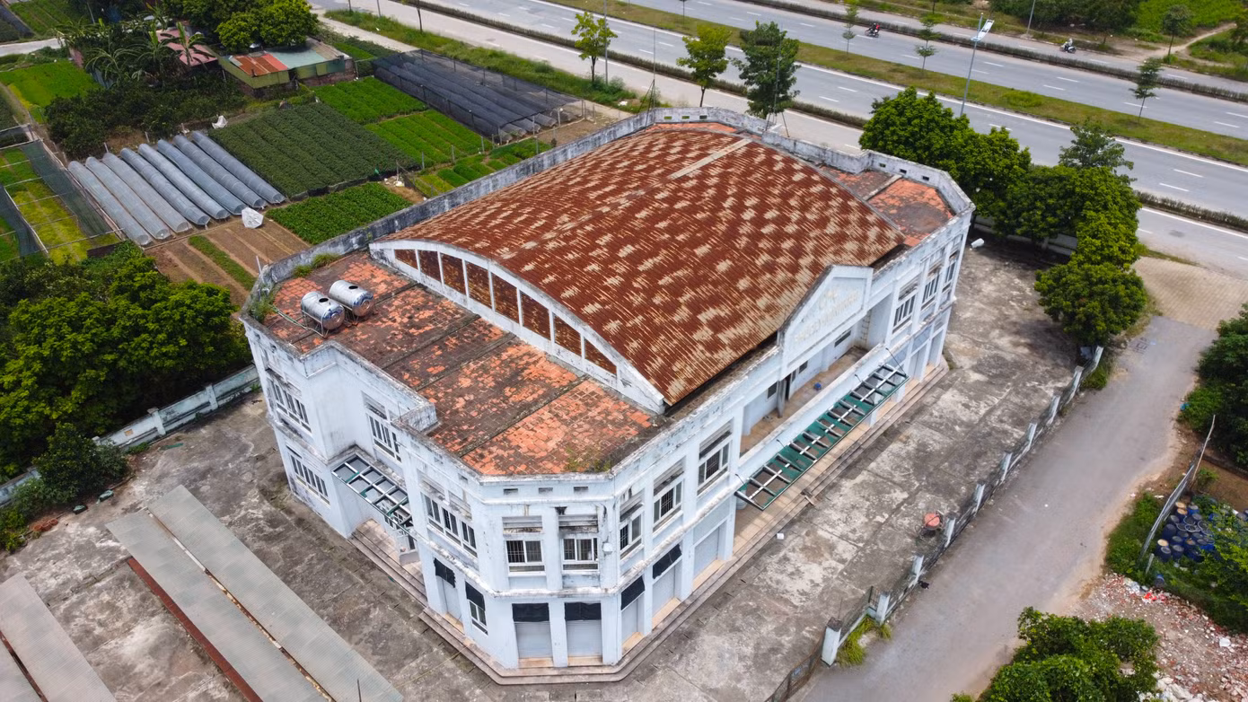 Theo đại diện Ban Quản lý chợ Phúc Lý, trước đây chợ đã đi vào hoạt động nhưng tiểu thương tới đăng ký buôn bán được một thời gian không bán được lại chuyển đi. "Đây là chợ dân sinh, trước đây UBND Quận Bắc Từ Liêm từng kêu gọi người dân tại chợ đầu mối về nhưng chợ không đủ yêu cầu nên không thể thu hút tiểu thương chợ đầu mối. Thời gian đầu hoạt động, tiểu thương chợ cóc từng tràn về bán rồi nhưng do dân cư ít nên rất khó bán hàng. Chợ đã tạo điều kiện, trong 3 tháng đầu không thu phí mà chỉ lấy tiền vệ sinh để thu hút người dân nhưng đa số các hộ về kinh doanh được thời gian ngắn lại đi vì không bán nổi. Hiện tại vẫn cố gắng thu hút người dân về kinh doanh, thuê kho bãi... để chợ sớm được hoạt động lại", đại diện của chợ cho biết.