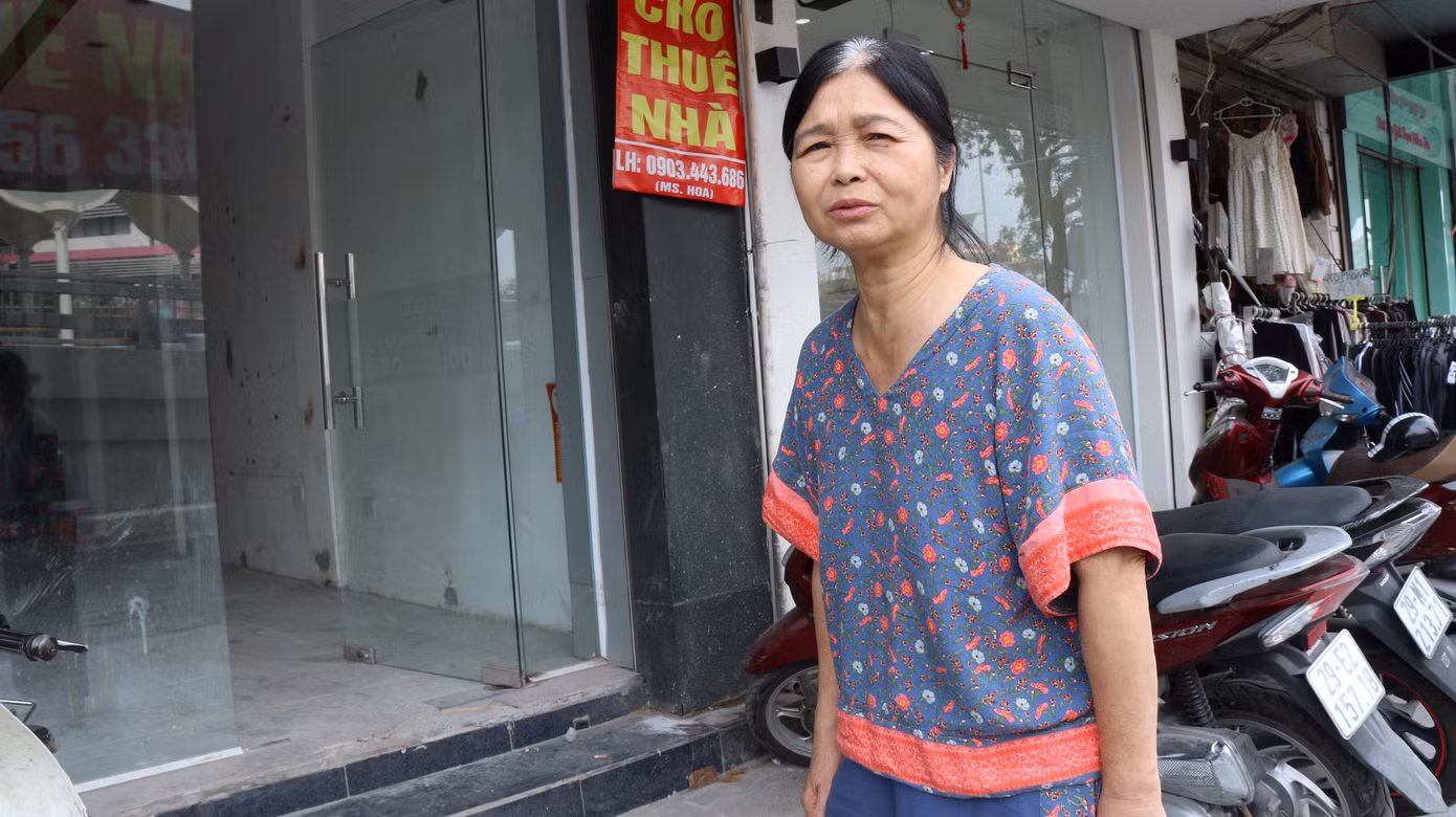 Tại quận Đống Đa, vỉa hè phố Chùa Bộc cũng thuộc diện nghiên cứu áp dụng một trong 9 mô hình để cho thuê. Theo bà Lan, chủ cửa hàng kinh doanh trên phố Chùa Bộc, việc kinh doanh của gia đình phải gắn với chỗ để xe. Với mặt bằng như tại tuyến phố, việc áp dụng cho thuê từ 20-40.000 đồng/1m2 không phải rẻ nhưng chấp nhận được. "Nếu được áp dụng cho thuê thì tốt quá vì vỉa hè là vấn đề đau đáu của người dân kinh doanh như chúng tôi bao lâu nay. Nếu được triển khai, các đơn vị về đây kinh doanh cũng được tạo điều kiện về mặt bằng để buôn bán lâu dài", bà Lan cho biết.