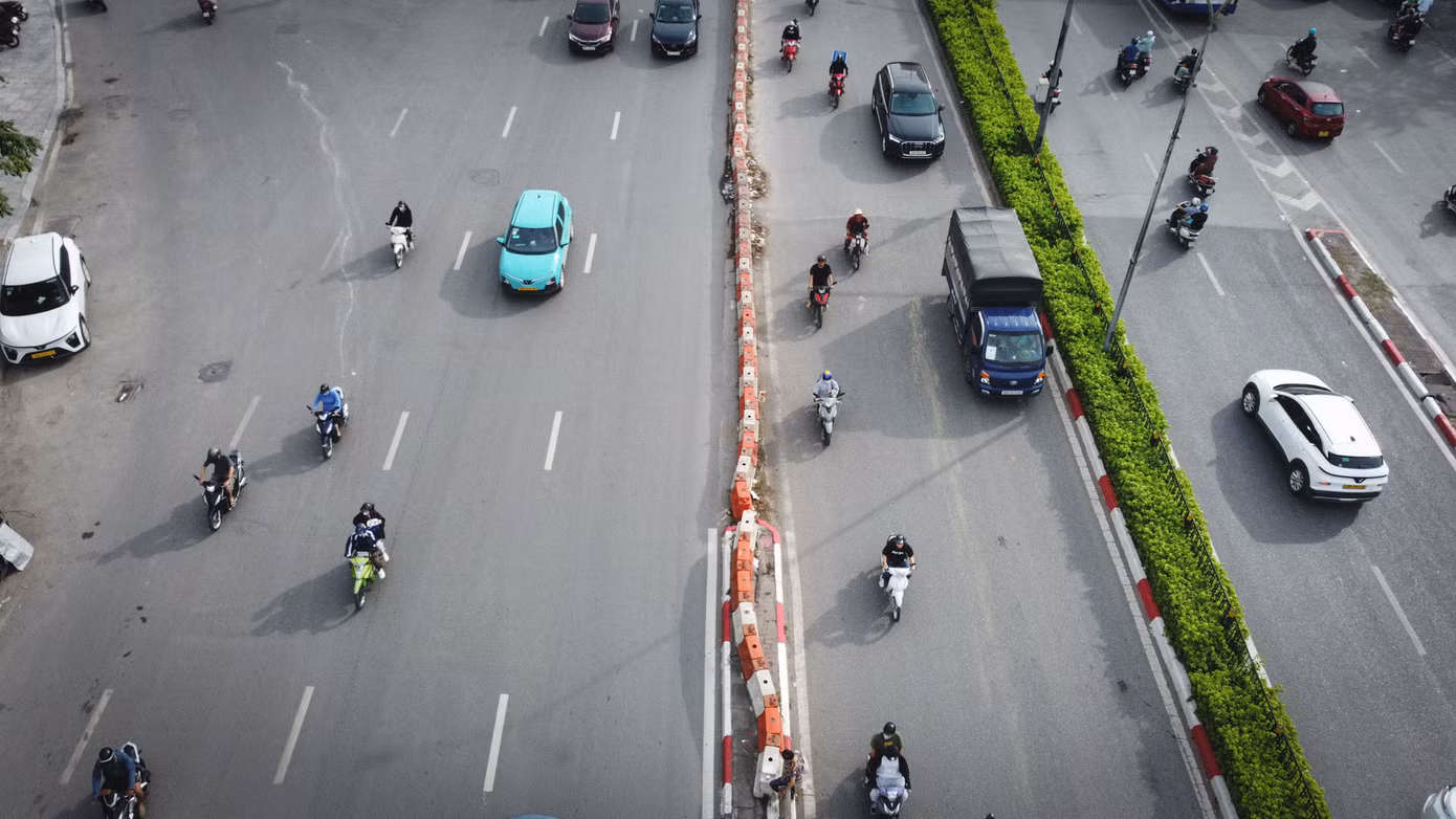 Theo ghi nhận của phóng viên, tại nhiều tuyến đường ở Hà Nội, một số dải phân cách mềm dùng để phân làn đường giao thông bị mất, hoặc hư hỏng, ngả nghiêng... gây mất mỹ quan đô thị.