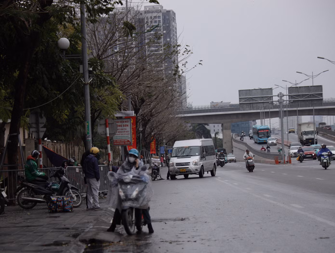 Có xe dừng giữa đường, bất chấp luật giao thông để đón thêm khách hoặc bốc xếp hàng hóa.