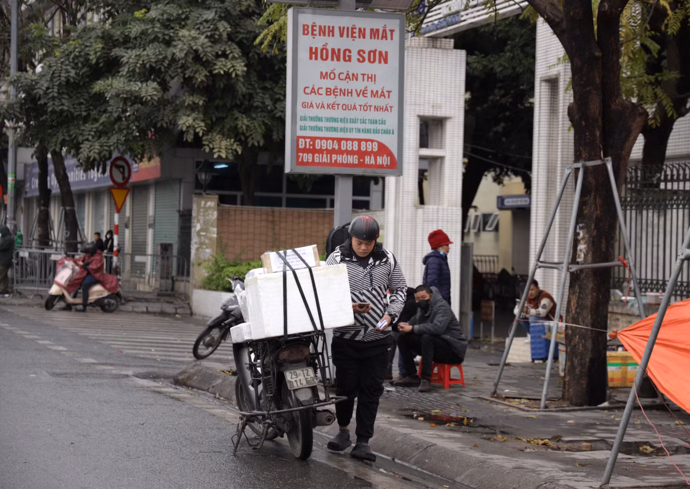 Một số người vì ngại đi xa, không muốn vào bến xe đã chấp nhận đợi xe tại những bến cóc này, tạo điều kiện để xe dù hoạt động mạnh mẽ.
