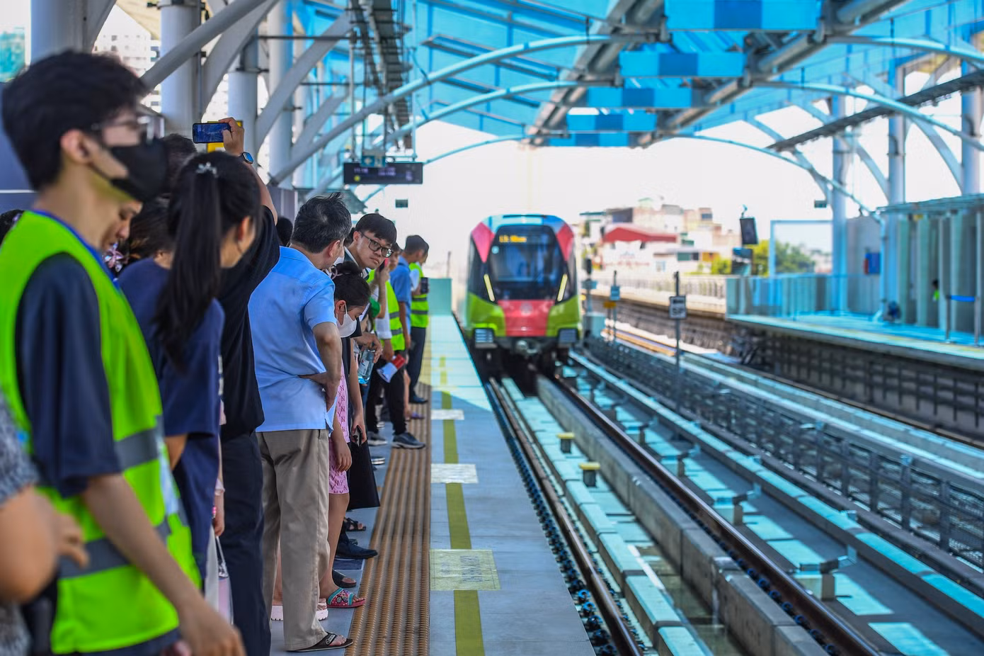 Từ 8h ngày 8/8, đoạn trên cao từ Nhổn đến Cầu Giấy dài 8,5km thuộc tuyến đường sắt đô thị số 3 đoạn Nhổn - ga Hà Nội chính thức vận hành thương mại, phục vụ hành khách sau 14 năm thi công. Theo Ban Quản lý dự án đường sắt đô thị Hà Nội, tuyến đường sắt đô thị Nhổn - ga Hà Nội là tuyến đường hướng tâm, chạy từ khu vực ven thủ đô vào sâu trong nội thành. Dự án được kỳ vọng giúp giao thông Hà Nội giảm được áp lực phương tiện, ùn tắc, giảm áp lực cho các tuyến buýt cùng lộ trình.