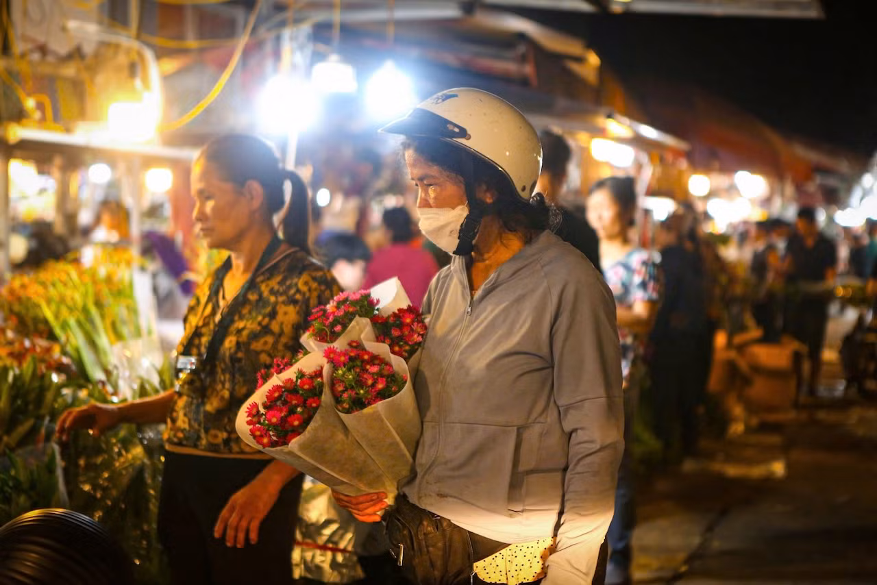Chợ hoa Quảng Bá bắt đầu đông từ mùng 10/7 Âm lịch, đặc biệt cao điểm vào rạng sáng 14 và 15/7 Âm lịch, đáp ứng nhu cầu của thị trường trong ngày Rằm.