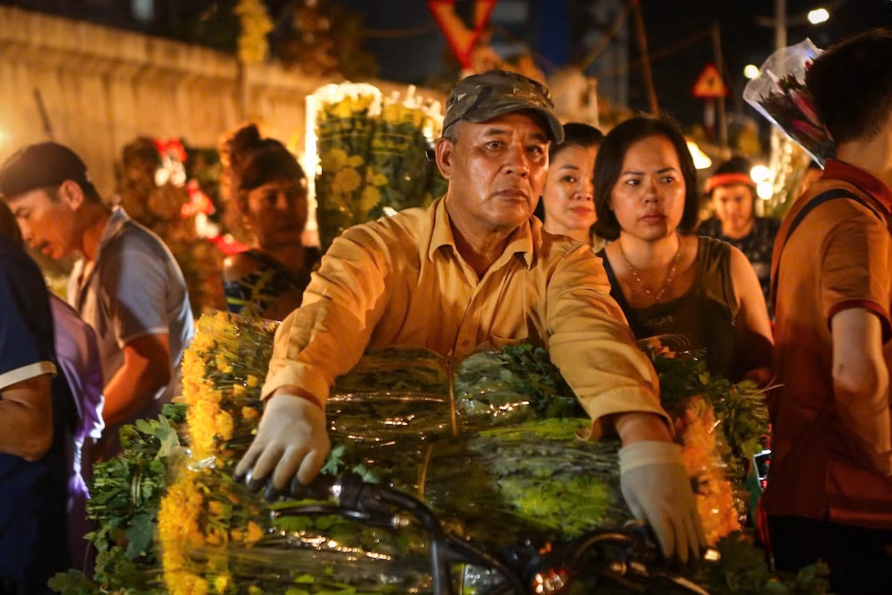 Ông Hải, một người bán hàng, cho biết: “Chợ hoa Quảng Bá thường họp từ 1-2h đêm đến 7-8h sáng (đối với người bán buôn), sau đó chỉ còn những người bán lẻ. Nhưng những dịp ngày lễ, ngày tết và Rằm tháng 7 thế này thì chợ họp lâu hơn”.