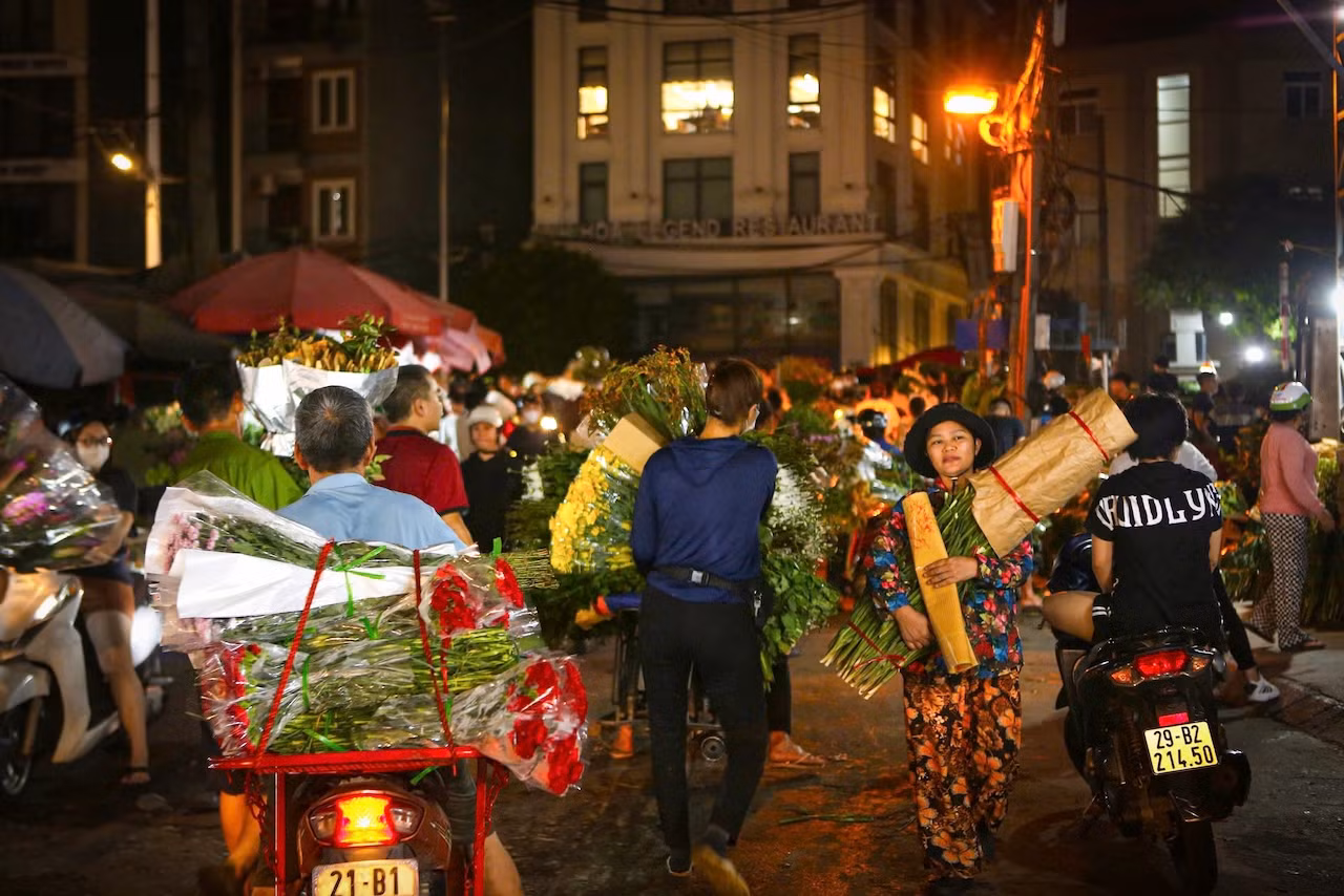 Gần đến Rằm tháng 7, chợ hoa Quảng Bá tấp nập, nhộn nhịp hơn ngày thường.