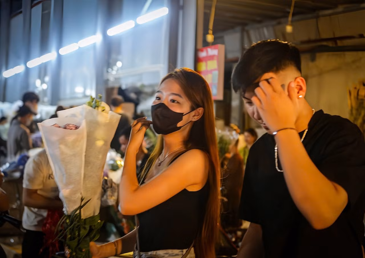 Ngày cuối tuần, chị Thanh Lan (Cầu Giấy, Hà Nội), cùng chồng lên chợ sớm để mua hoa thắp hương ngày Rằm. Chị cho biết: "Rằm là ngày lễ lớn trong năm, mình muốn lên chợ hoa lớn để mua nhiều, chuẩn bị tươm tất cho dịp lễ này. Chợ đa dạng các loại hoa, giá cả cũng phải chăng nên dù đi xa nhưng mình vẫn cố gắng lên sớm để chọn cho bớt đông".