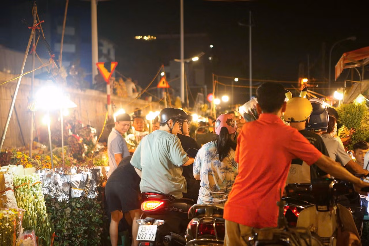 Không khí mua sắm ở chợ luôn tấp nập, đông đúc. Cảnh ùn tắc diễn ra thường xuyên từ tối muộn tới sáng.