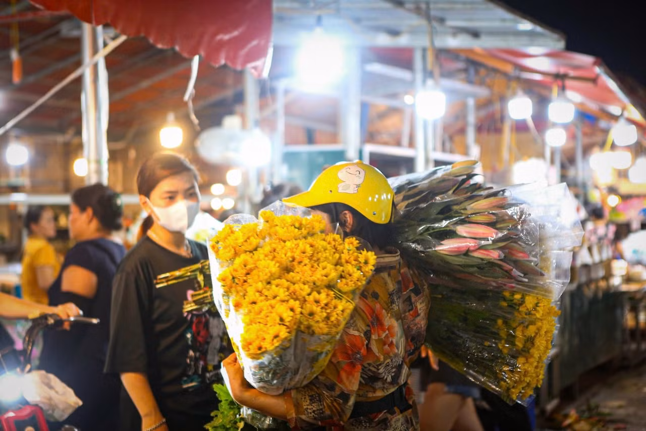 Những người buôn hoa đến mua buôn ở chợ Quảng Bá và mang về các khu chợ khắp trên địa bàn Hà Nội hoặc các vùng lân cận để bán lẻ cho khách.