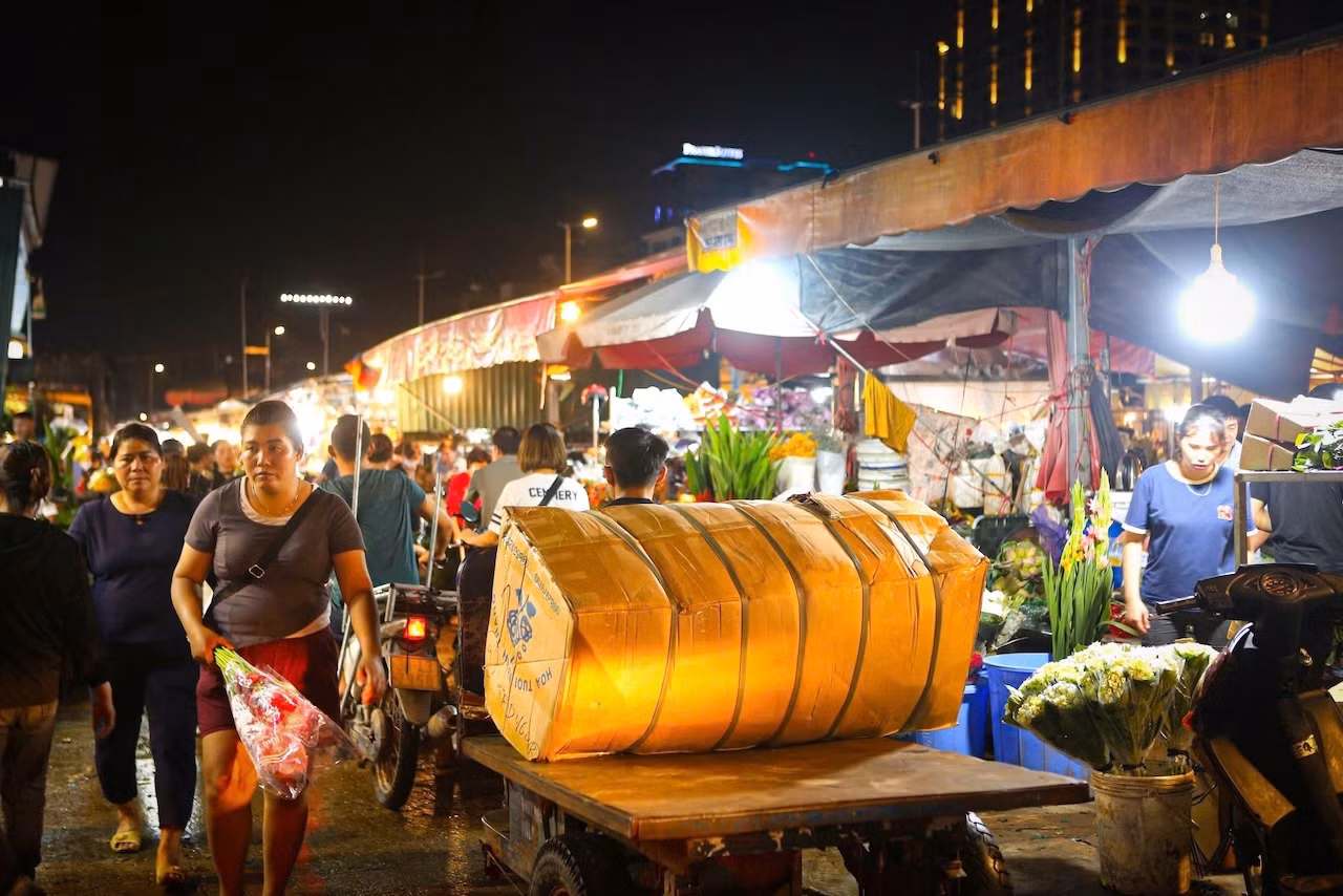 Càng giáp lễ, chợ hoa càng đông nên người lao động ở đây phải làm việc gấp đôi ngày thường.