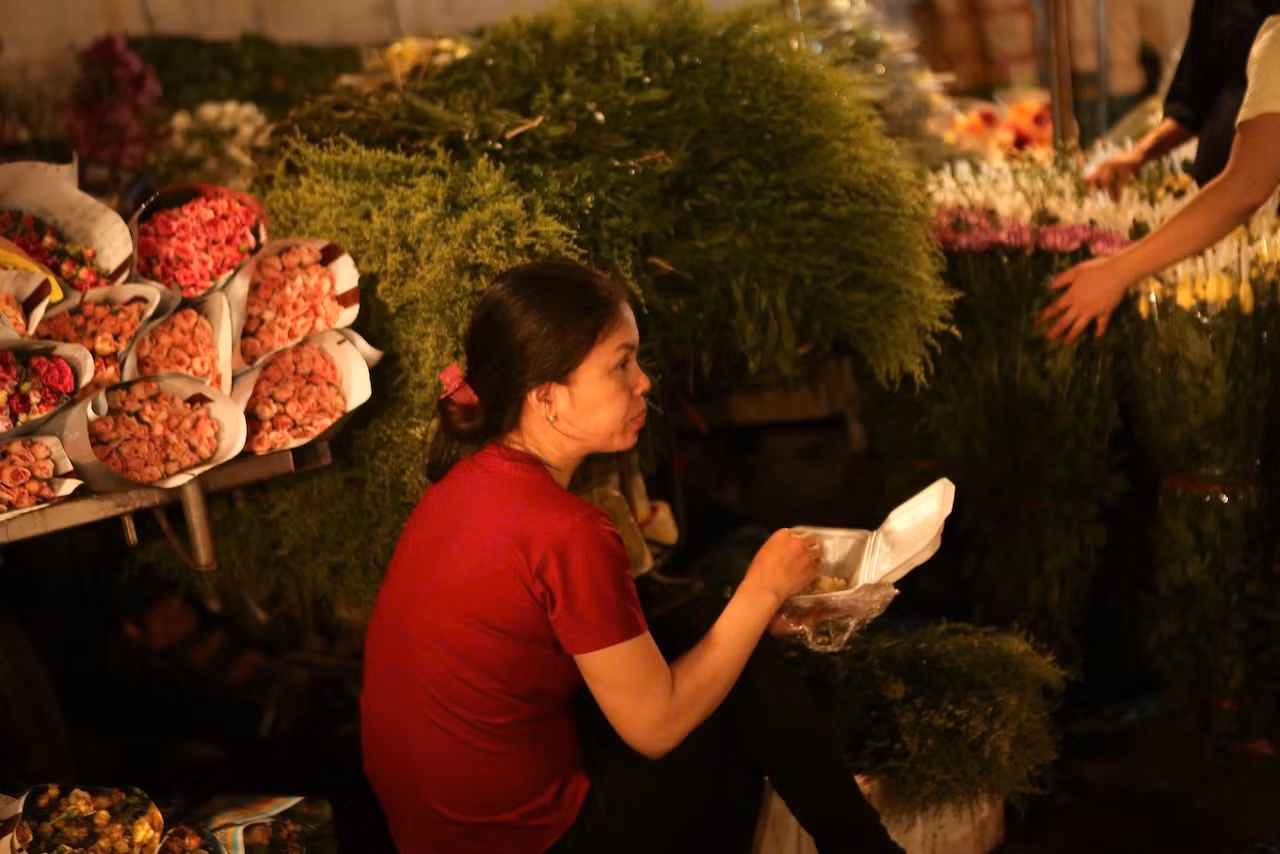 Những bữa cơm ăn vội của tiểu thương bán hoa.