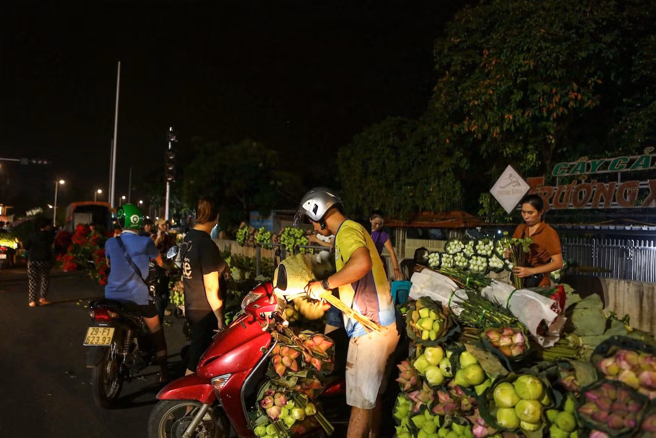 Đang là mùa sen, nên hoa sen được nhiều người chọn để thắp hương Rằm. Lượng hoa sen đổ về chợ những ngày này gấp đôi ngày thường.