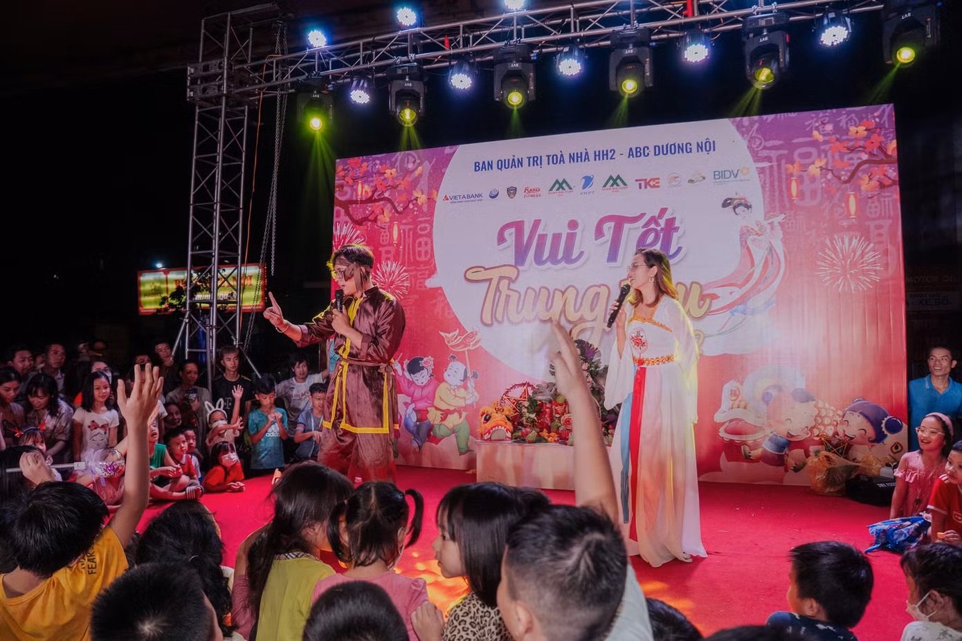 Mỗi chương trình diễn ra đều vô cùng náo nhiệt với sự dẫn dắt của chú Cuội - chị Hằng. Mỗi chương trình diễn ra đều vô cùng náo nhiệt với sự dẫn dắt của chú Cuội - chị Hằng.
