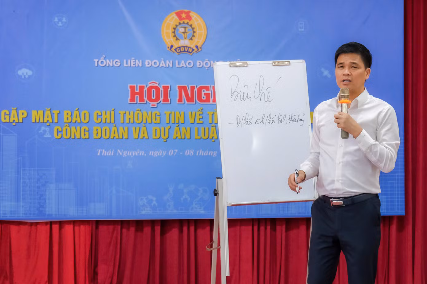 Phó Chủ tịch Tổng LĐLĐ Việt Nam Ngọ Duy Hiểu thông tin với báo chí về bối cảnh tình hình mới và những khó khăn của các cán bộ công nhân, công đoàn.