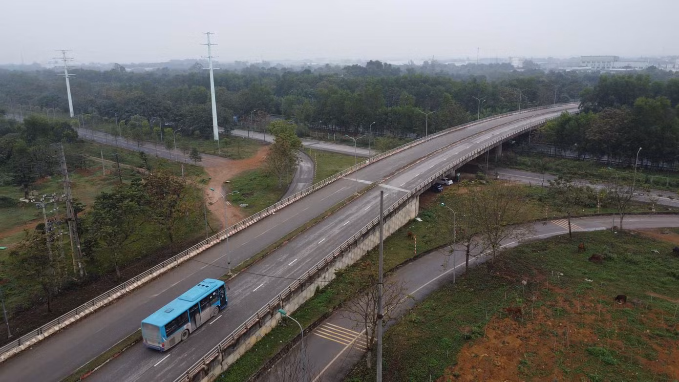 Với Quy hoạch thủ đô thời kỳ 2021-2025, tầm nhìn đến năm 2050, vừa được HĐND TP Hà Nội thông qua ngày 29/3, trong thời gian tới, UBND TP Hà Nội sẽ tập trung chỉ đạo để hoàn thành toàn bộ công tác giải phóng mặt bằng Khu công nghệ cao Hòa Lạc trong năm 2024; đồng thời sẽ dành nguồn lực để đầu tư cơ sở hạ tầng và tiếp tục nghiên cứu ban hành cơ chế, chính sách đặc thù, vượt trội nhằm xây dựng và phát triển Khu công nghệ cao Hòa Lạc trở thành hạt nhân của cả nước về đổi mới sáng tạo, nghiên cứu, phát triển, chuyển giao công nghệ và giữ vai trò hạt nhân, vùng lõi của đô thị Hòa Lạc trong tương lai.