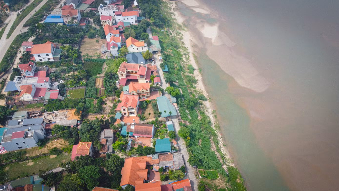 Thời gian qua, khu vực ven sông Hồng thuộc địa phận xã Phong Vân (huyện Ba Vì, TP Hà Nội) có bờ kè bị sạt lở nghiêm trọng khiến một số nhà dân bị ảnh hưởng, có nhiều vết nứt.