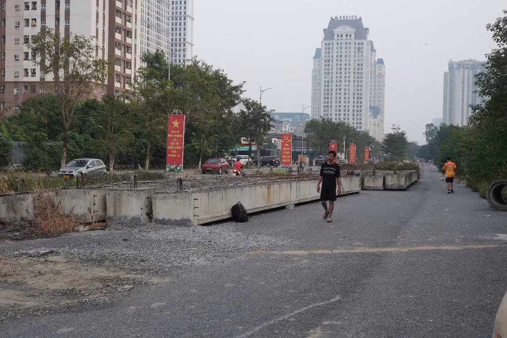 Các gia đình nằm trong diện quy hoạch tại dự án cũng trong tình trạng dời đi cũng không được mà ở lại cũng không xong.