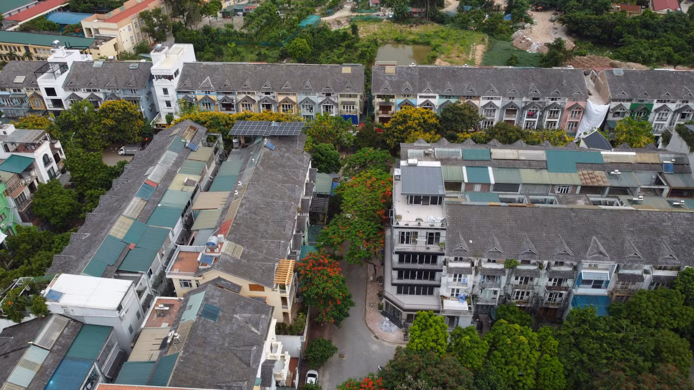 Tại Hà Nội, nhiều năm qua, hàng nghìn biệt thự, nhà liền kề có giá hàng chục tỷ đồng bị bỏ hoang nằm khắp các vùng ven Thủ đô như khu đô thị: Vân Canh, Nam An Khánh, Ledico… Đa phần những căn nhà này đều đã hoàn thành phần thô, xuống cấp theo năm, tháng và được một số đơn vị thuê lại, cải tạo cho sinh viên thuê với giá rẻ.