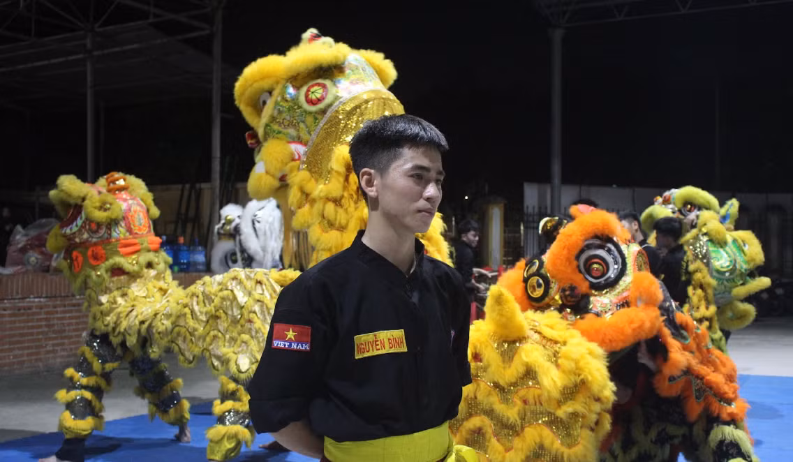 Anh Nguyễn Bình là người trực tiếp chỉ huy các thành viên trong đội múa lân. Anh Nguyễn Bình là người trực tiếp chỉ huy các thành viên trong đội múa lân.